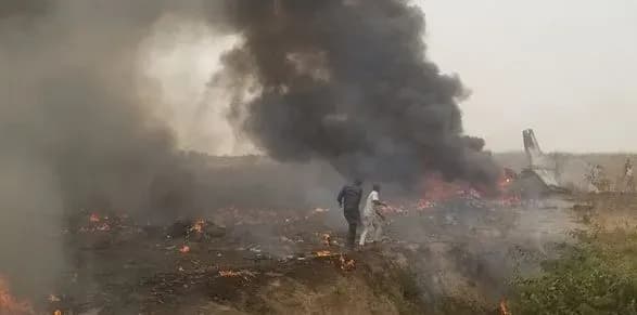 u-nigeriyi-rozbivsya-viyskoviy-litak-na-bortu-nikhto-ne-vizhiv