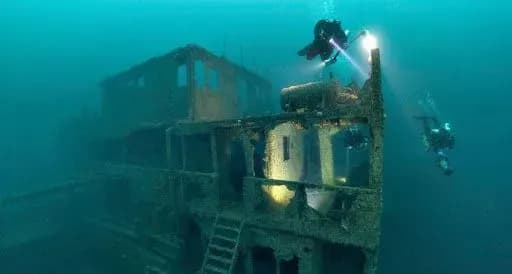 zlodiyi-potsupili-600-litriv-piva-z-dna-okeanu