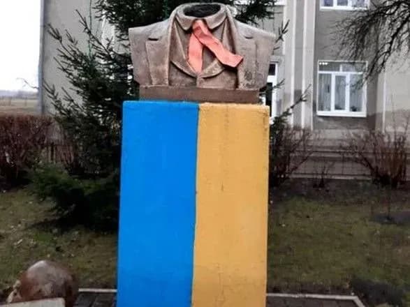 na-ivano-frankivschini-nevidomi-vidrizali-golovu-pamyatniku-shevchenku