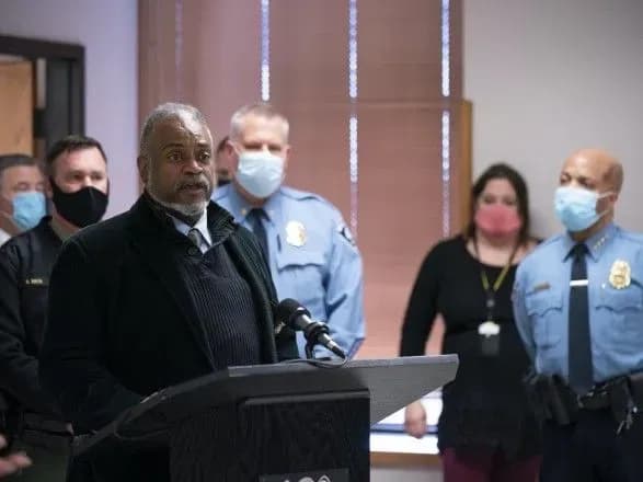 u-ssha-rozpochavsya-sud-na-eks-politseyskim-pidozryuvanim-u-vbivstvi-floyda-yake-viklikalo-masovi-protesti