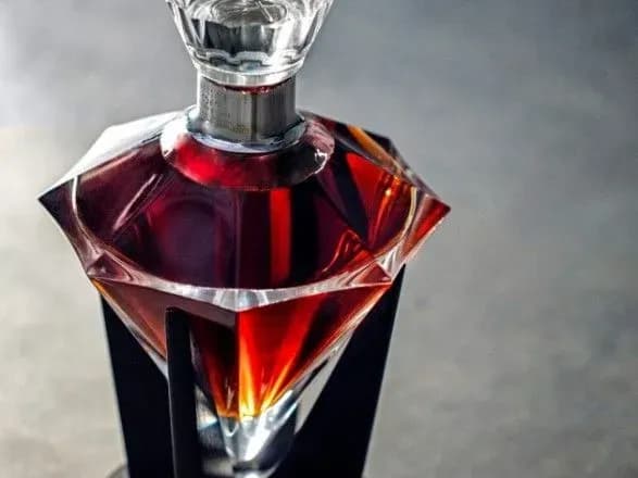 chomu-spozhivach-obiraye-originalnu-formu-plyashki-ekspert-rozkriv-sekreti-psikhologiyi-potsinovuvachiv-alkogolyu