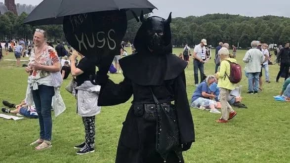 lyubov-i-svoboda-nemaye-diktaturi-u-niderlandakh-vidbuvsya-masoviy-protest-proti-obmezhen-cherez-covid-19