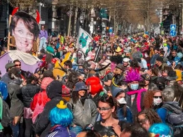 u-marseli-politsiya-rozignala-uchasnikiv-nesanktsionovanogo-karnavalu