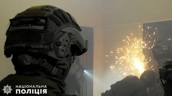 vipilyali-vkhidni-dveri-i-zatrimali-bandu-narkotorgovtsiv-na-mikolayivschini-proveli-spetsoperatsiyu-z-kordom