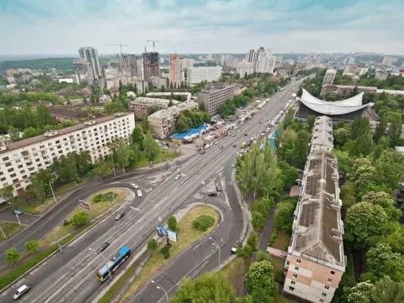 u-kiyevi-na-teritoriyi-derzhavnoyi-ustanovi-prorvalo-trubu