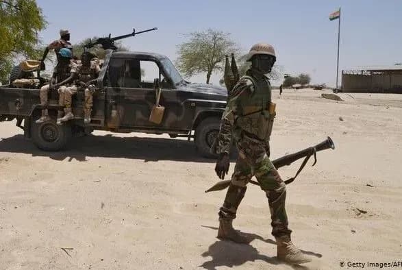 u-nigeriyi-boyoviki-shturmuvali-vyaznitsyu-zvilnili-mayzhe-2-tisyachi-uvyaznenikh