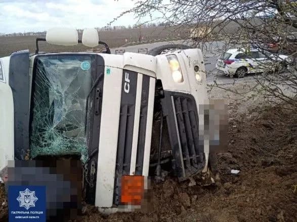 na-brovarskiy-okruzhniy-de-perekinulasya-vantazhivka-z-ridkim-kisnem-vidnovili-rukh