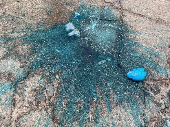 u-stolitsi-nevidomi-rozpisali-ta-oblili-zelenkoyu-budivlyu-kiyivblagoustryu