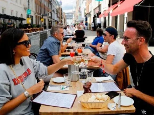 angliyski-restorani-ta-pabi-sogodni-vidnovlyuyut-robotu