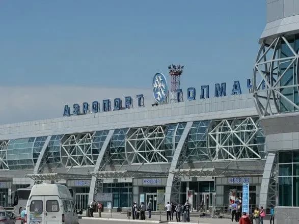 u-novosibirsku-zdiysniv-ekstrenu-posadku-boeing-787-u-pilota-stavsya-insult