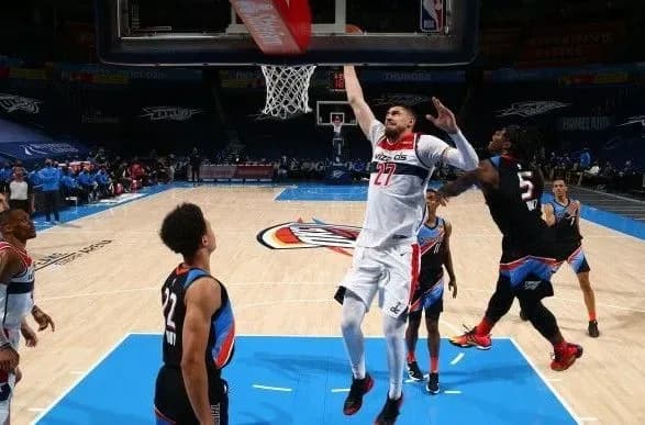 ukrayinske-derbi-v-nba-vashington-lenya-obigrav-klub-mikhaylyuka