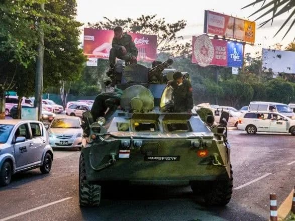perevorot-u-myanmi-viyskova-khunta-zaboronila-vikoristannya-suputnikovikh-tarilok