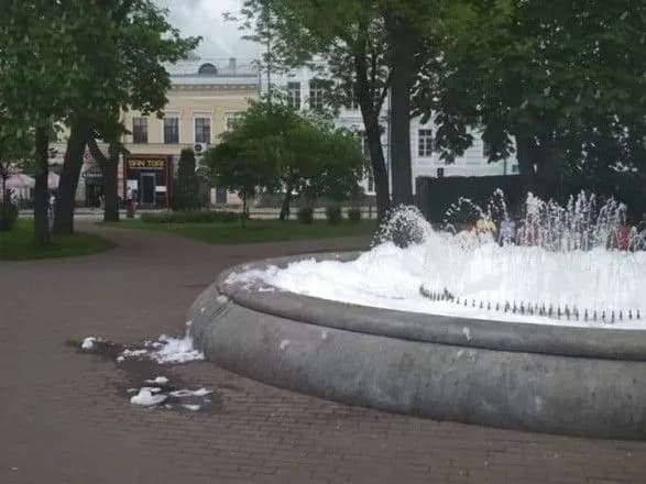 u-kiyevi-startuvav-sezon-fontaniv-u-vodograyi-na-kontraktoviy-vidrazu-khtos-vlashtuvav-pinne-shou