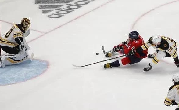 khokey-boston-zrivnyav-rakhunok-u-seriyi-pley-off-kubku-stenli