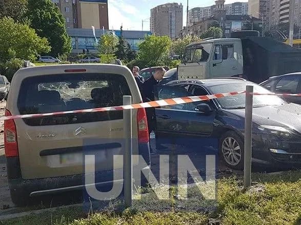 poshkodzheni-avtivki-i-provallya-asfaltu-u-kiyevi-prorvalo-teplomerezhu