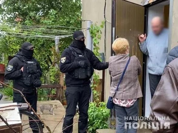 seks-nasilstvo-nad-malimi-ditmi-na-privatnikh-urokakh-pari-z-odeschini-zagrozhuye-dovichne