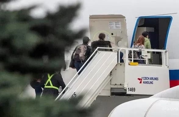 z-chekhiyi-viyikhali-usi-vidvoreni-rosiyski-diplomati