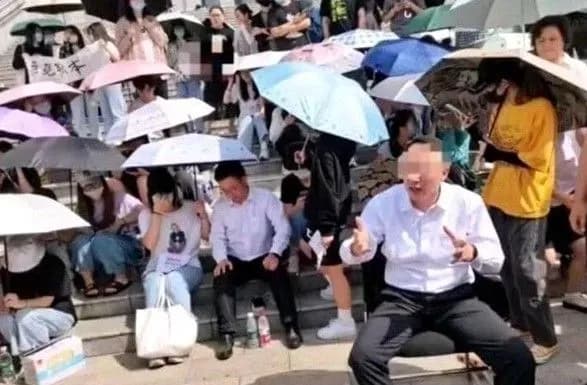 u-kitayi-studenti-koledzhu-vzyali-v-zaruchniki-direktora