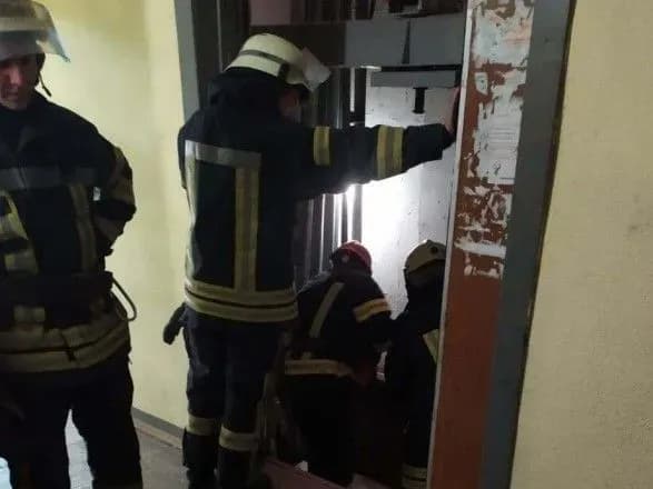 u-stolichniy-bagatopoverkhivtsi-obirvavsya-lift-zaginuv-cholovik