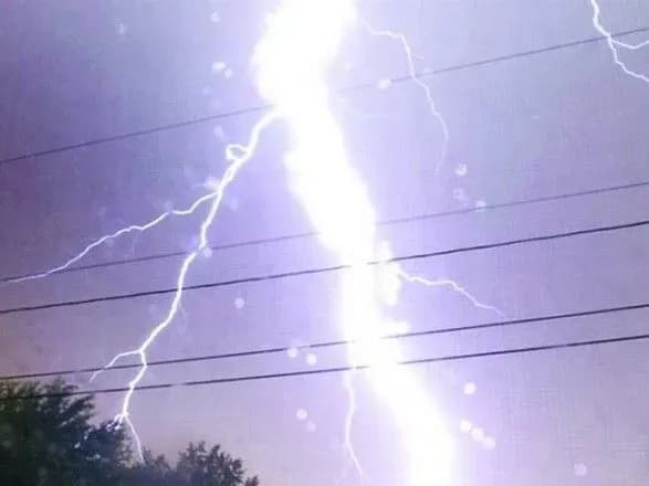 vdarila-bliskavka-koli-govorila-po-mobilnomu-u-zhitomirskiy-oblasti-gospitalizuvali-15-richnu-divchinu