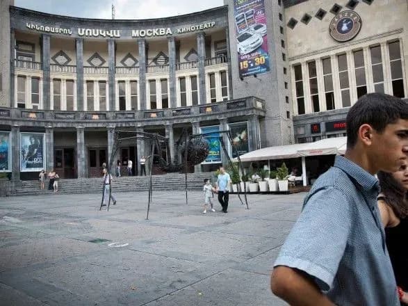 virmeniya-vidmovilasya-vid-slova-konyak-v-nazvakh-viroblenikh-v-krayini-napoyiv-na-tse-yes-vidilit-yiy-3-mln-yevro