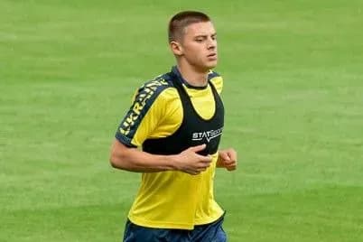 futbolist-zbirnoyi-ukrayini-ocholiv-reyting-naykraschikh-gravtsiv-yevro-2020-za-diyami-v-oboroni