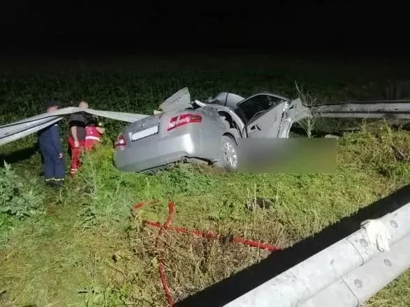 na-donechchini-vodiy-avto-zbiv-vidbiynik-dvi-lyudini-zaginuli-odna-postrazhdala