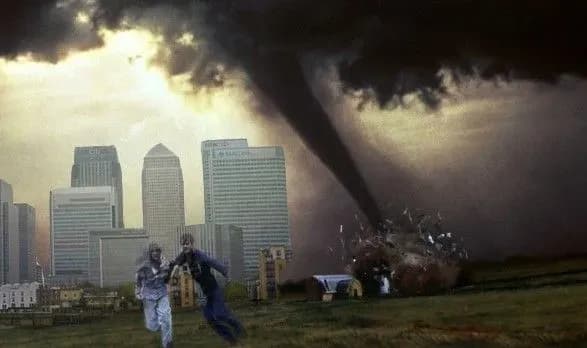 u-londoni-silniy-smerch-zruynuvav-budinki-ta-avtomobili