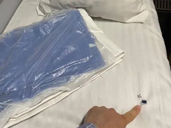 chergoviy-skandal-v-ukrzaliznitsi-nardepu-vidali-brudnu-i-diryavu-postilnu-biliznu