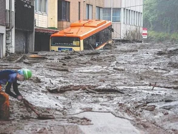 zsuvi-gruntu-v-yaponiyi-troye-zagiblikh-bilshe-100-zniklikh-bezvisti