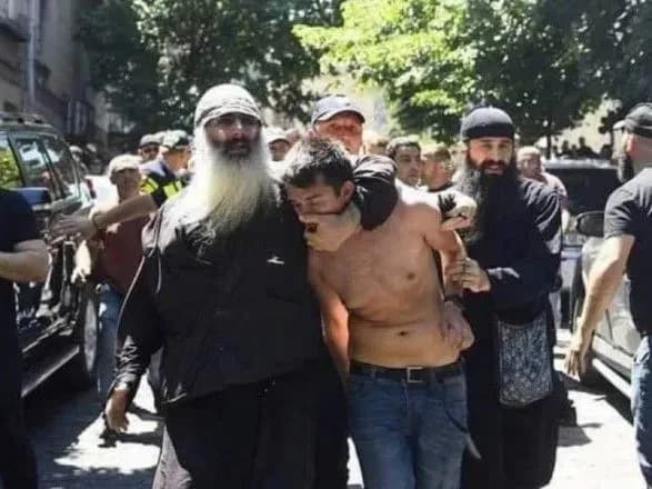 bezladi-u-tbilisi-protivniki-lgbt-marshu-pobili-zhurnalistiv