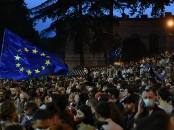 u-gruziyi-pid-budivlenyu-parlamentu-vidbulis-novi-sutichki-mizh-prikhilniami-ta-protivnikami-tbilisi-praydu-detali