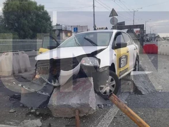 vodiy-taksi-zasnuv-za-kermom-i-vletiv-u-mistse-dorozhnikh-robit