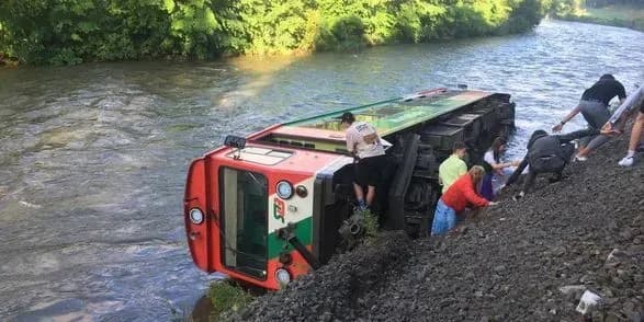 v-avstriyi-z-reyok-ziyshov-potyag-zi-shkolyarami-17-osib-postrazhdali