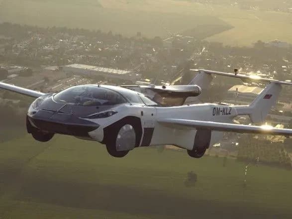 v-yaponiyi-do-2025-roku-planuyut-pochati-komertsiyne-vikoristannya-litayuchikh-avtomobiliv