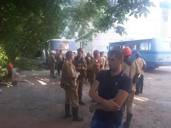 girniki-uranschiki-pid-kropivnitskim-vidmovilisya-spuskatisya-v-shakhtu