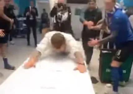 vidsvyatkuvav-peremogu-trener-italiyi-proyikhavsya-na-zhivoti-po-stolu-pislya-finalu-yevro-2020