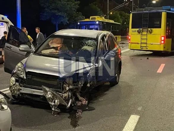 dtp-nepodalik-vid-vdng-koleso-krosovera-vidletilo-u-troleybus-z-pasazhirami-ye-postrazhdali