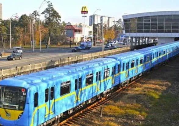 u-stolichnomu-metro-na-chervoniy-giltsi-na-koliyi-vpala-lyudina-u-pidzemtsi-kolaps