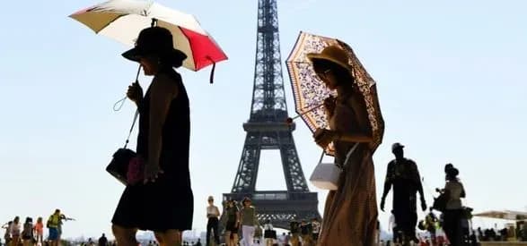 eyfelevu-vezhu-yaka-8-misyatsiv-bula-na-zamku-cherez-covid-19-znovu-vidkrili-dlya-publiki