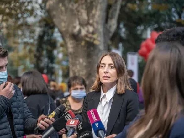 u-gruziyi-cholovik-namagavsya-nayikhati-na-lidera-opozitsiyi-khatiyu-dekanoyizde-politsiya-rozsliduye-dribne-khuliganstvo