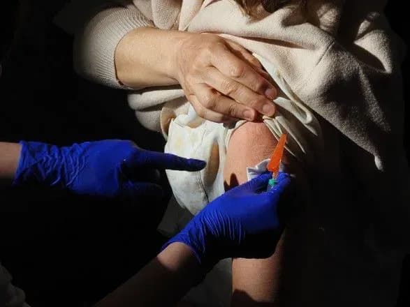 na-zakarpatti-pochali-vaktsinuvati-naselennya-romskikh-poselen-vid-covid-19