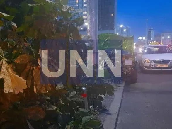 vodiy-uber-znis-v-tsentri-kiyeva-kashtan-ta-obmezhuvalni-stovpchiki