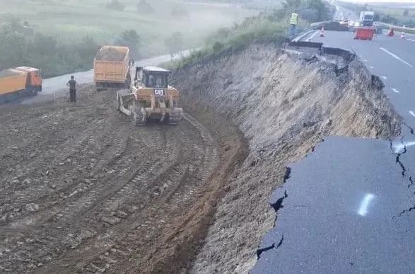 dilyanku-dorogi-odesa-kiyiv-de-stavsya-zsuv-nareshti-vidremontuvali