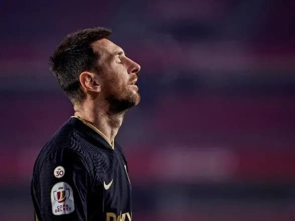 lionel-messi-pokinuv-barselonu-ta-pribuv-u-parizh-de-yogo-zustrili-tisyachi-faniv