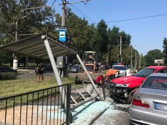 v-odesi-vodiy-bmw-vletiv-u-zupinku-gromadskogo-transportu-ye-postrazhdali