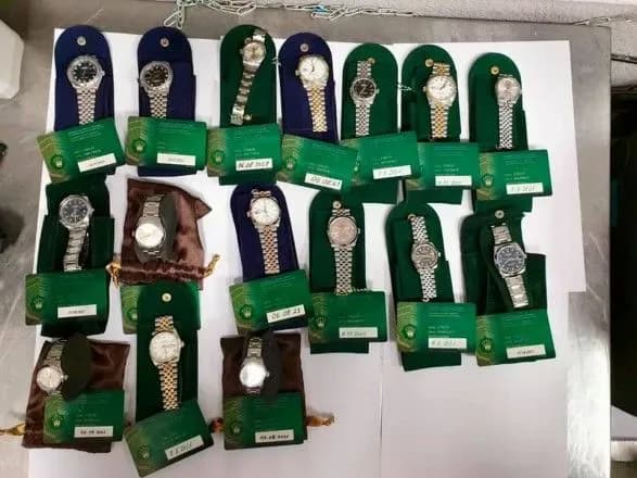 v-aeroportu-kiyiv-inozemets-khotiv-nezakonno-perevezti-godinniki-rolex-na-4-mln-grn
