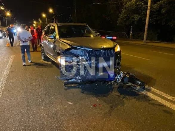 dtp-u-kiyevi-u-mototsikl-na-shaleniy-shvidkosti-vletilo-elitne-avto