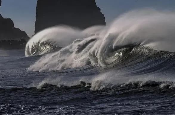 u-kitayi-khvilya-zmila-v-more-turistiv-ye-zagibli