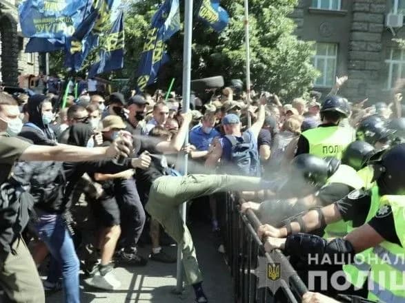 kidali-kaminnya-ta-dimovi-shashki-natspolitsiya-zbiraye-informatsiyu-pro-sogodnishni-podiyi-na-bankoviy